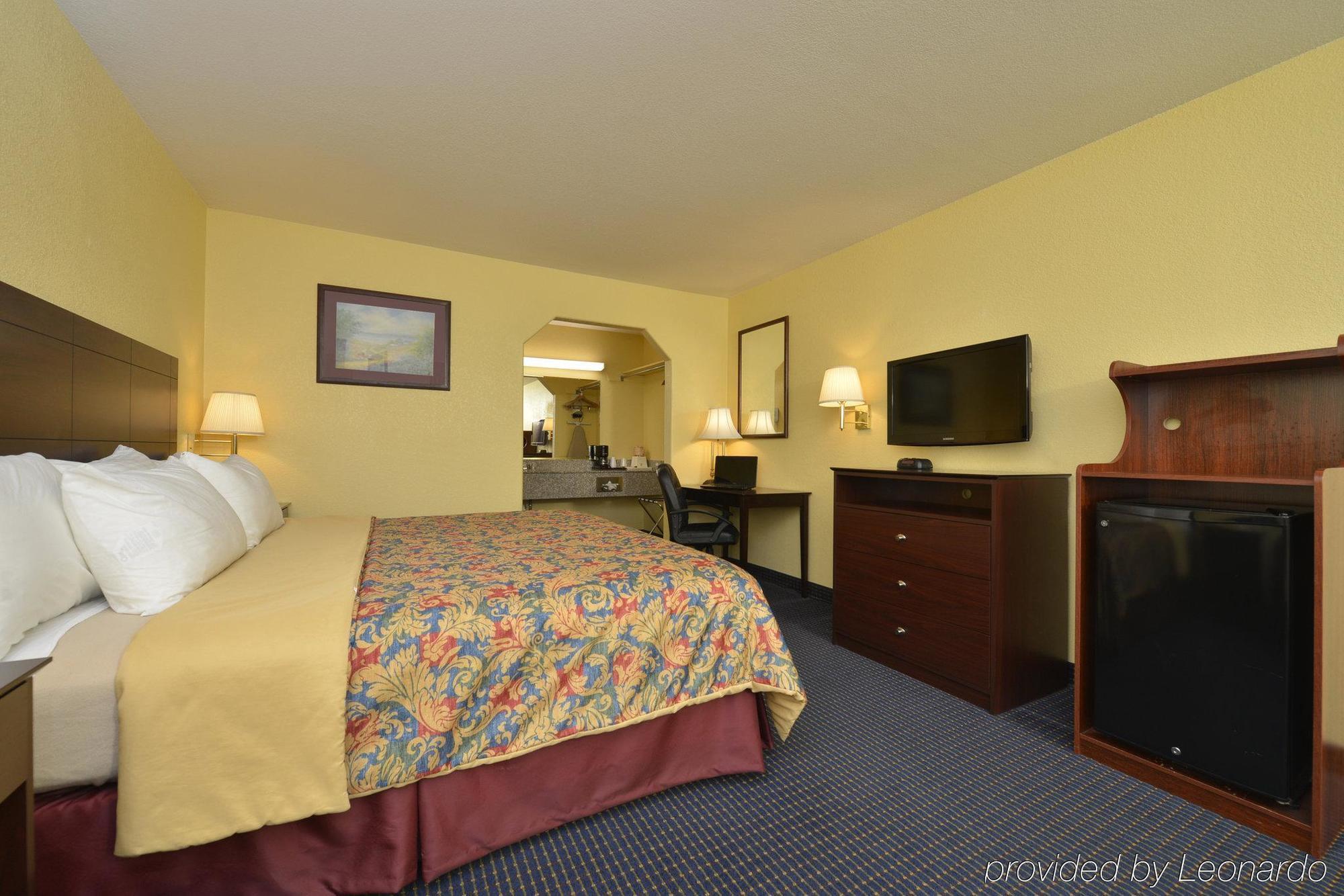 Days Inn Gun Barrel City Екстериор снимка