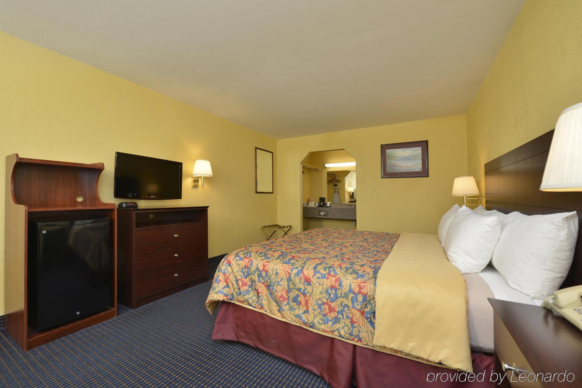 Days Inn Gun Barrel City Екстериор снимка