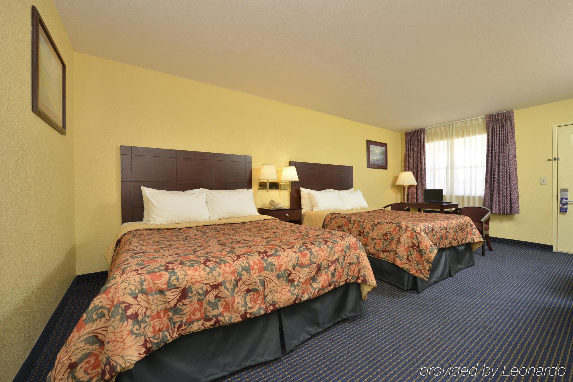 Days Inn Gun Barrel City Екстериор снимка