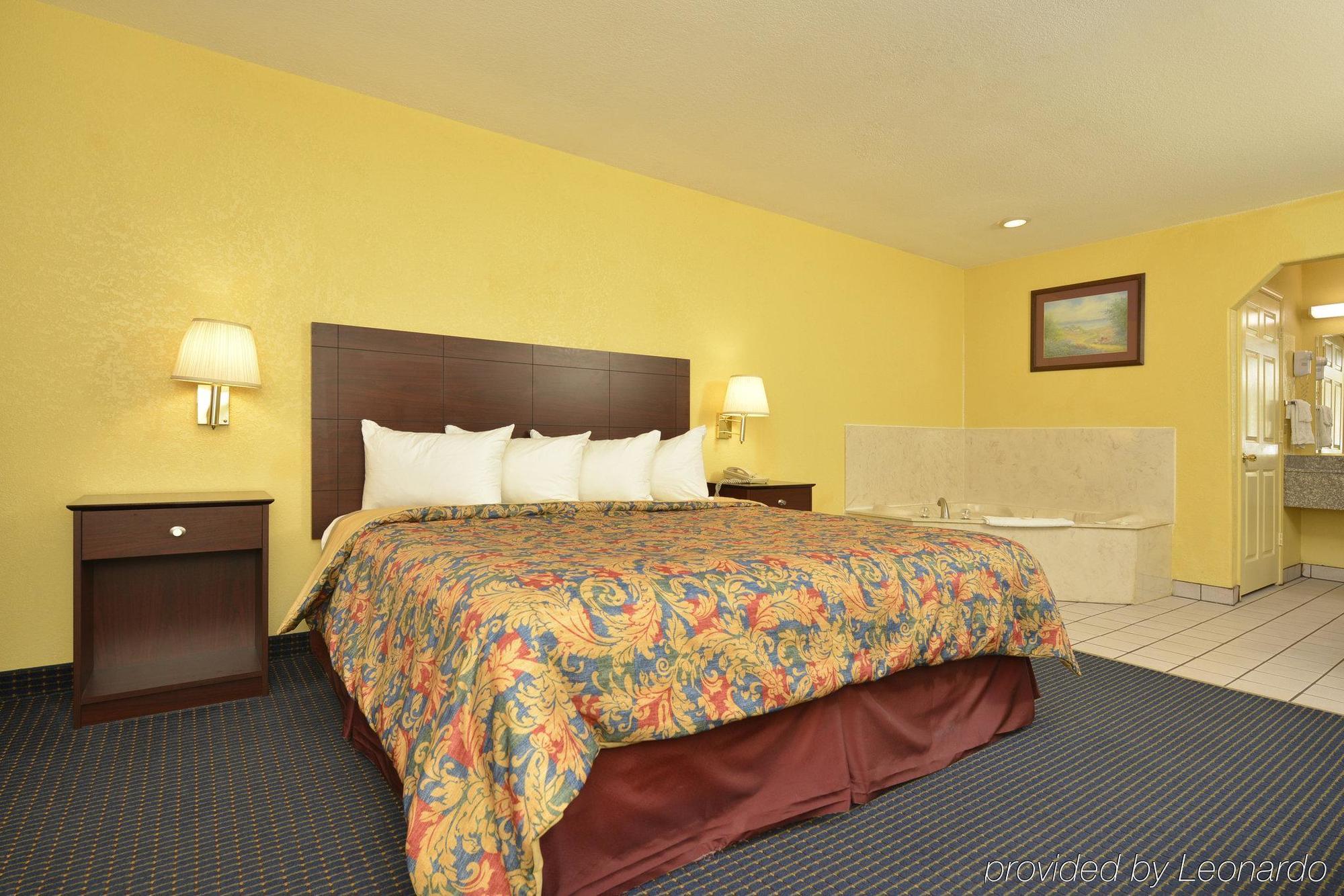 Days Inn Gun Barrel City Екстериор снимка