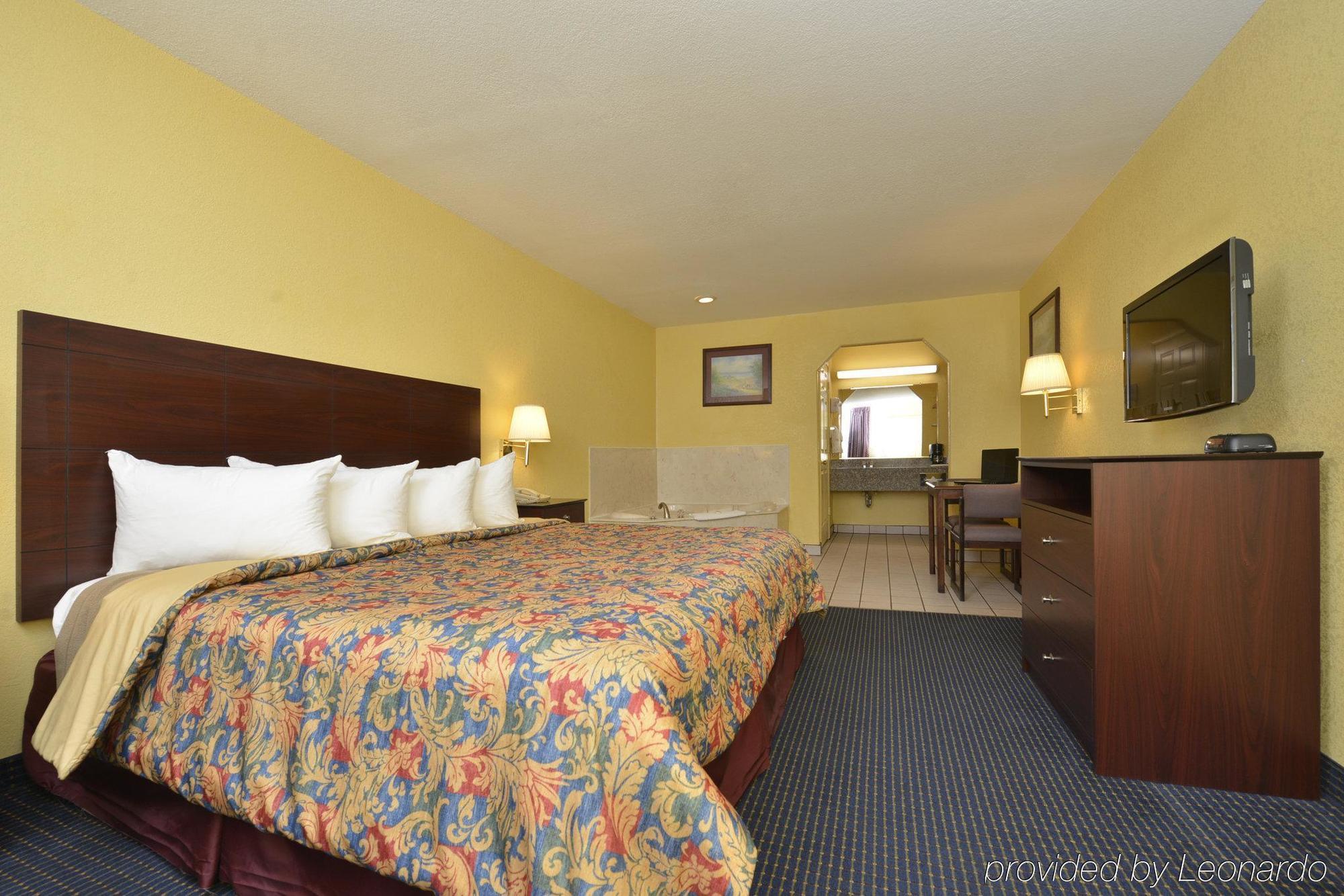 Days Inn Gun Barrel City Екстериор снимка