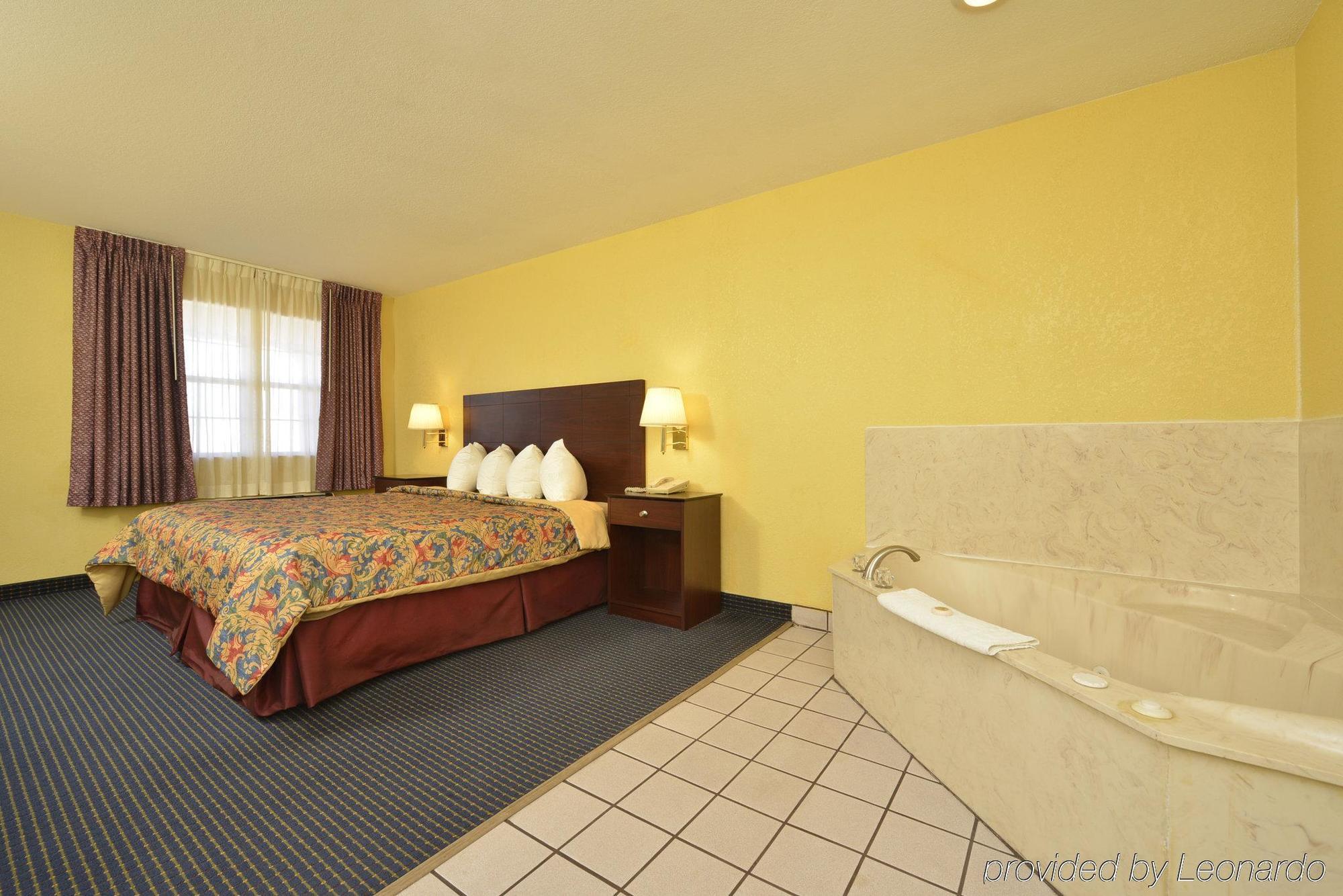 Days Inn Gun Barrel City Екстериор снимка