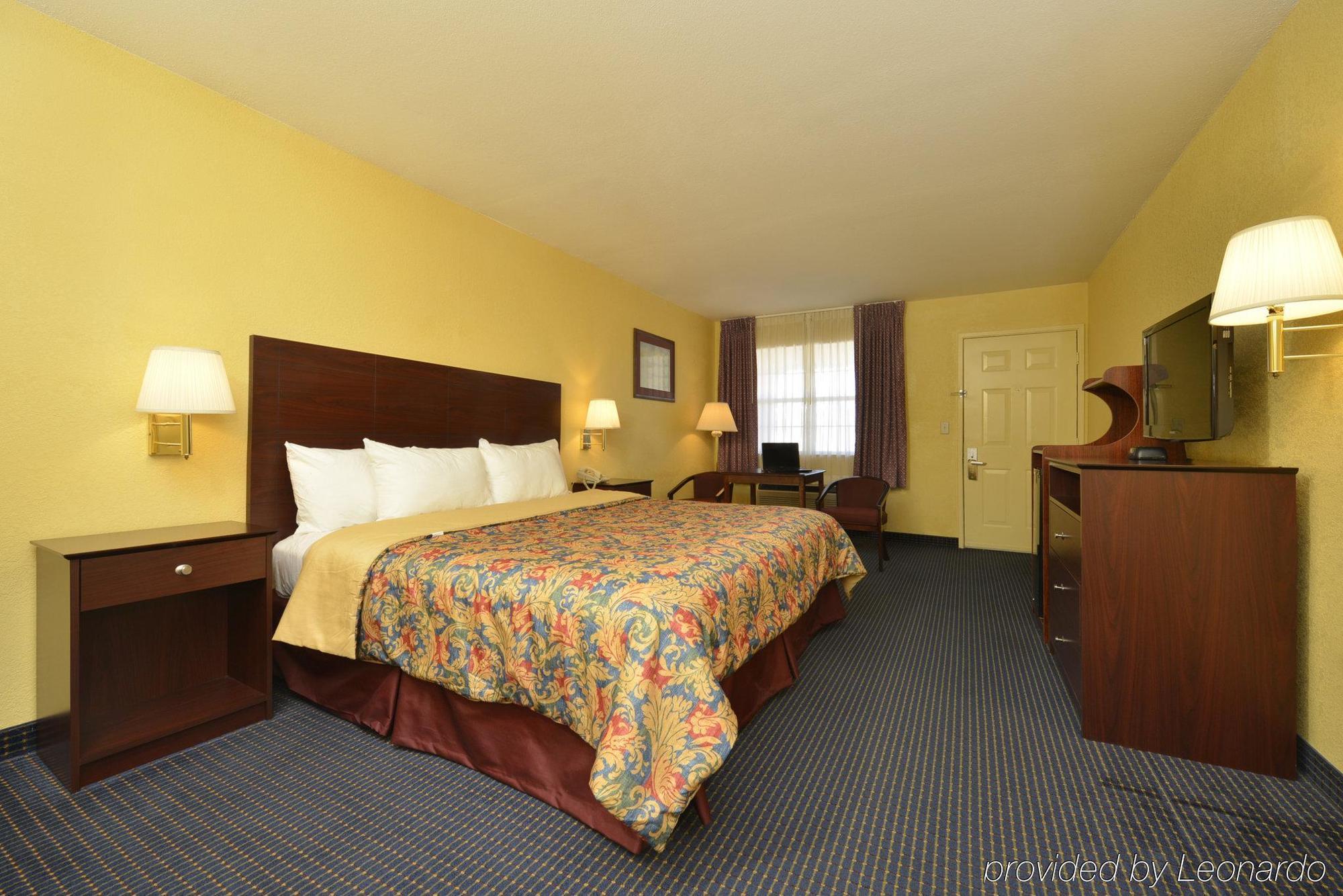 Days Inn Gun Barrel City Екстериор снимка