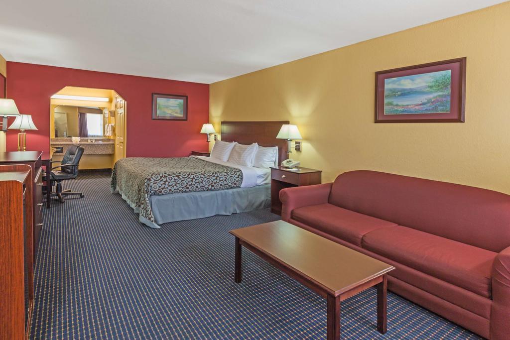 Days Inn Gun Barrel City Екстериор снимка