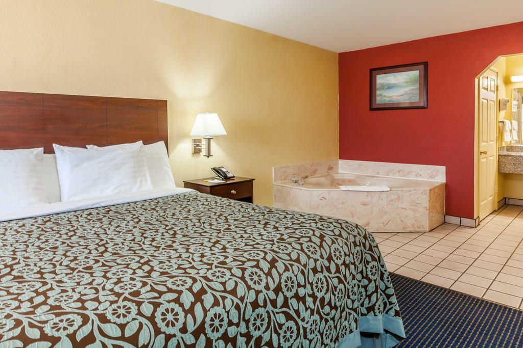 Days Inn Gun Barrel City Екстериор снимка