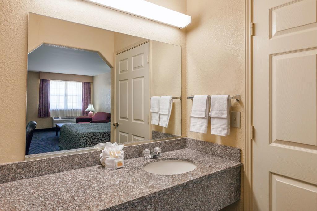 Days Inn Gun Barrel City Екстериор снимка